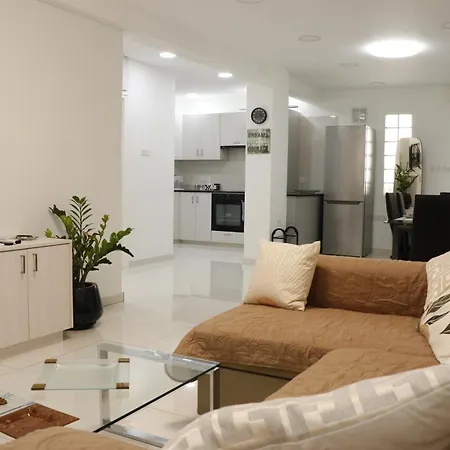 דירה Spacious Apartment, Near Pinikoudes לרנקה