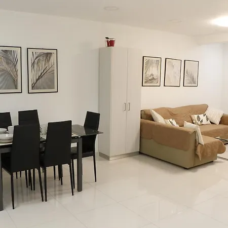 דירה Spacious Apartment, Near Pinikoudes