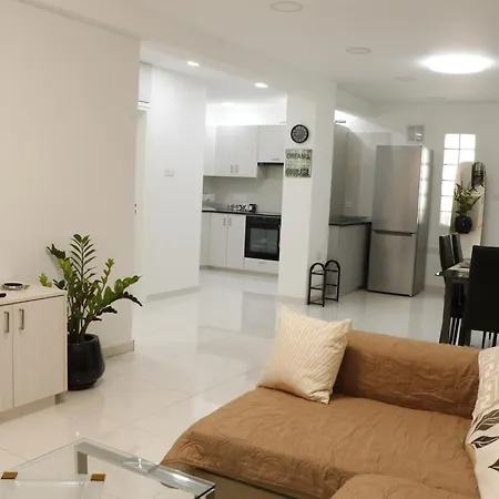 Spacious Apartment, Near Pinikoudes לרנקה