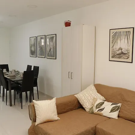 Spacious Apartment, Near Pinikoudes לרנקה