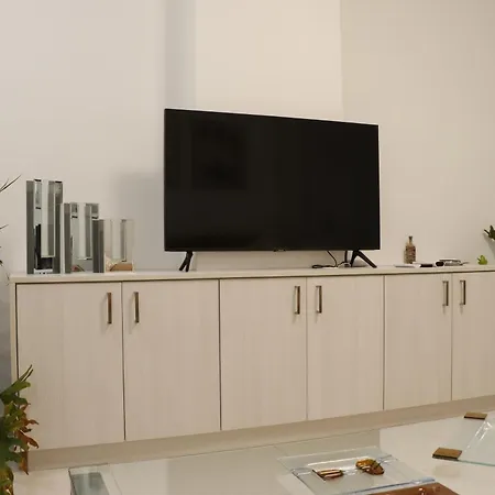 Spacious Apartment, Near Pinikoudes Lägenhet