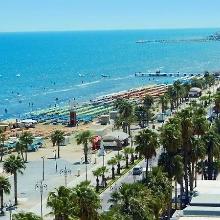 Spacious Apartment, Near Pinikoudes Lägenhet Larnaca