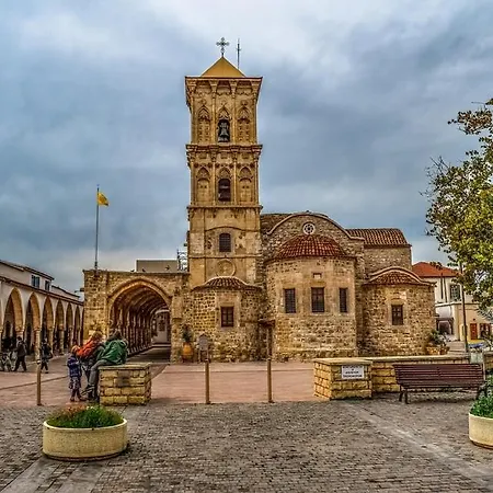 Spacious Apartment, Near Pinikoudes Lägenhet