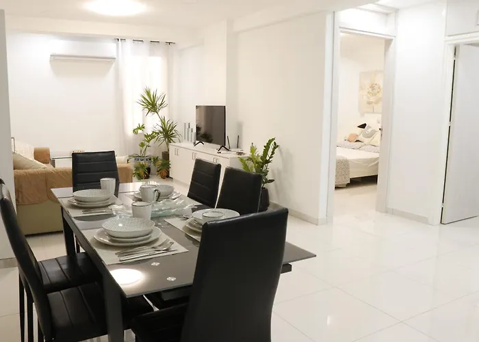 Spacious Apartment, Near Pinikoudes