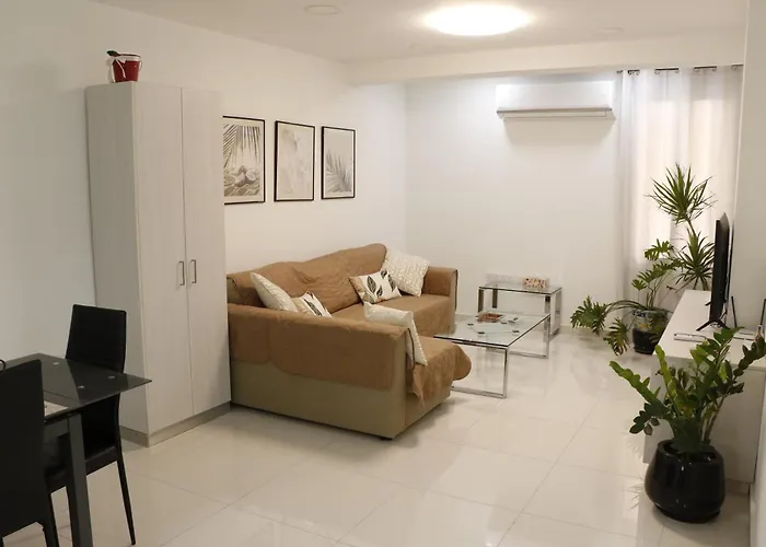アパート Spacious Apartment, Near Pinikoudes ラルナカ