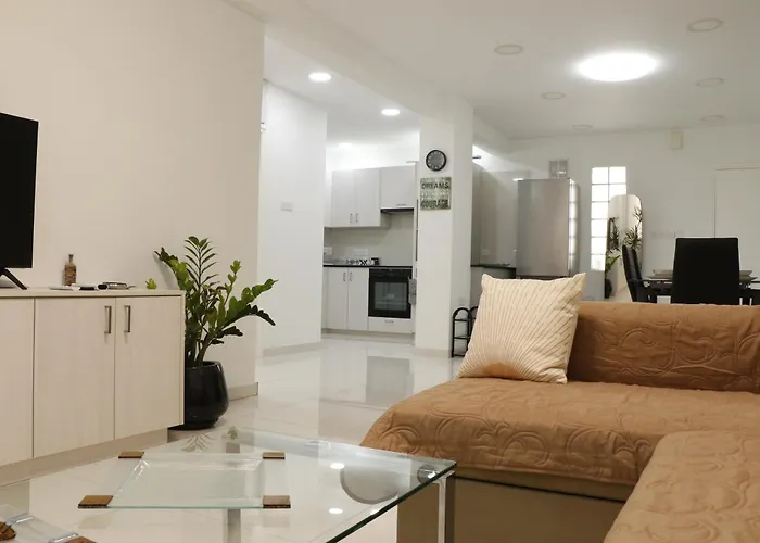 Spacious Apartment, Near Pinikoudes アパート ラルナカ