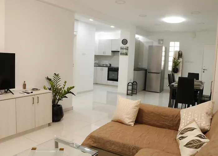Spacious Apartment, Near Pinikoudes ラルナカ