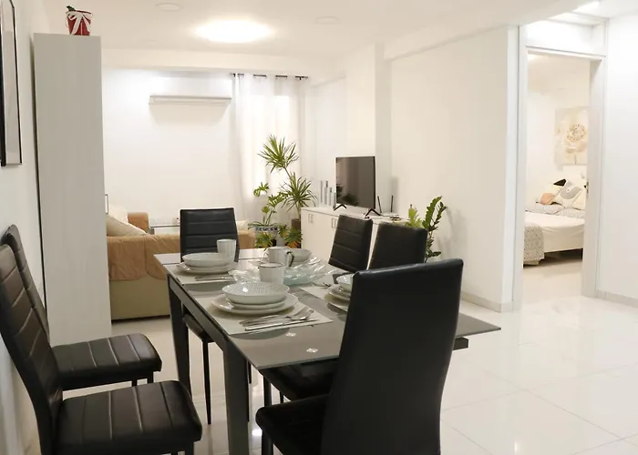 Spacious Apartment, Near Pinikoudes * ラルナカ