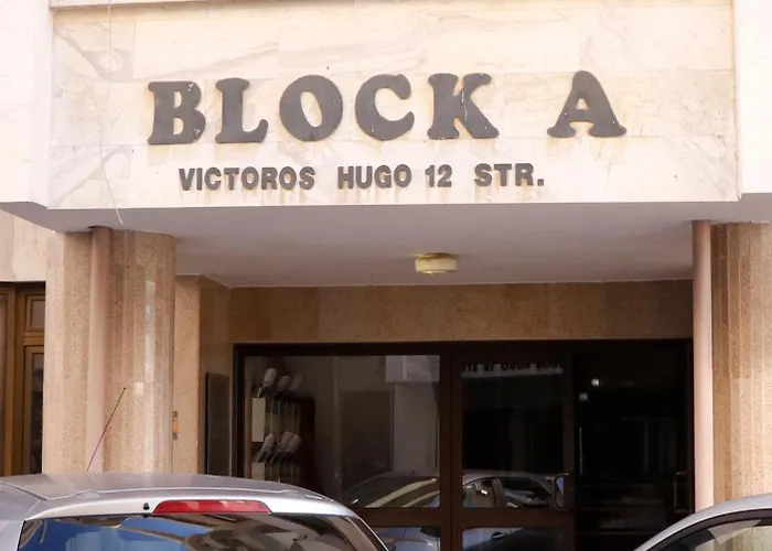 Spacious Apartment, Near Pinikoudes アパート ラルナカ