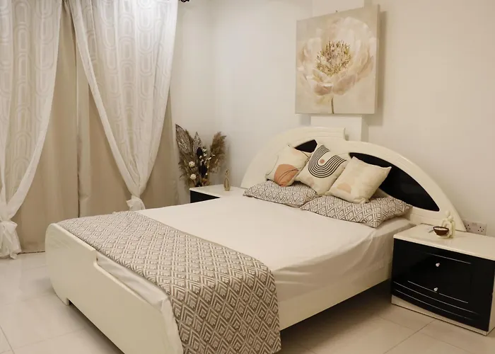 Spacious Apartment, Near Pinikoudes