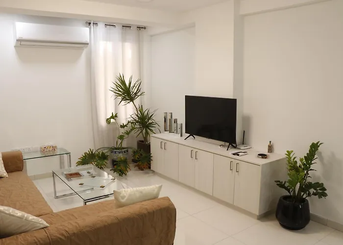 Spacious Apartment, Near Pinikoudes *